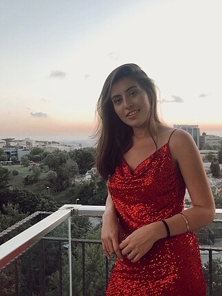 36 Beden PAYETLİ KIRMIZI ELBİSE
