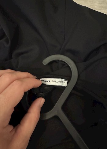 Bershka Siyah yırtmaç dekolteli taşlı uzun elbise