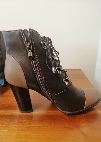 Kahverengi Yılan Desenli Kadın Deri Bot - Görsel 4