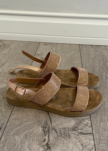 Kahverengi Toka Detaylı Dolgu Topuklu Kadın Sandalet