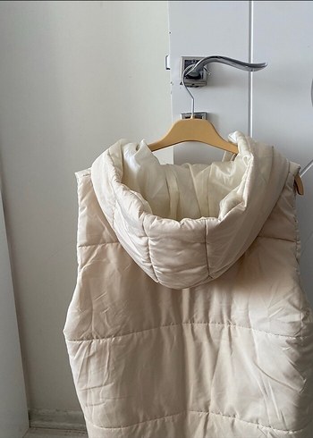 Mango Çıtçıtlı kapişonlu bej şişme Yelek