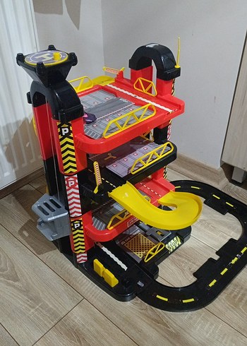 Renkli Kırmızı Oyuncak Araba Park Yeri