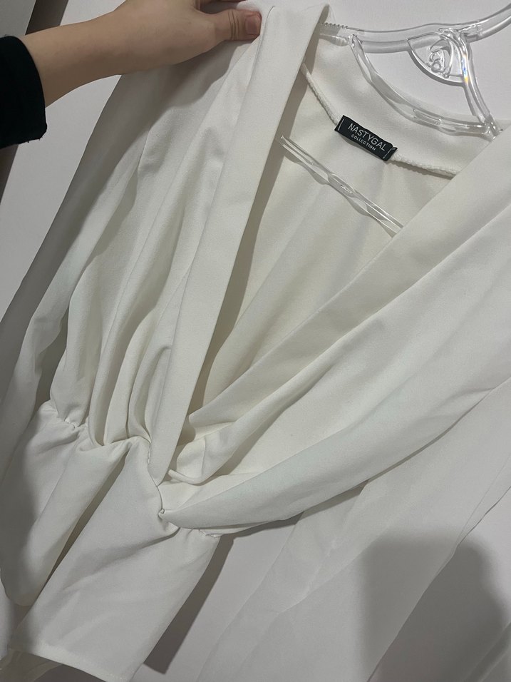 Beyaz V Yaka Drapeli Uzun Kollu Bluz - Görsel 2