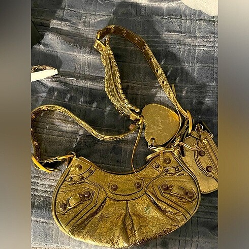 Balenciaga altın rengi çanta