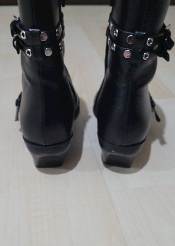 38 Beden Stradivarius kemerli bot