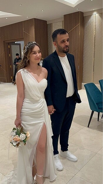 Beyaz yırtmaçlı tek omuz elbise