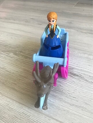 Elsa ve arabası ve kitap