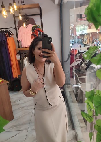 s Beden ten rengi Renk Bej V Yaka Düğmeli Midi Elbise
