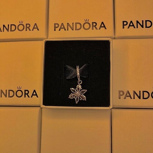 Pandora Işıltılı Herbaryum Sallantılı Charm