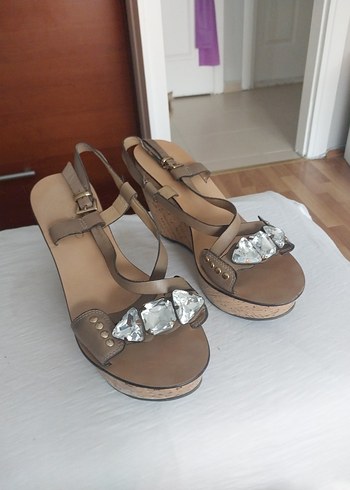 Bej Deri Tokalı Kadın Dolgu Topuklu Ayakkabı