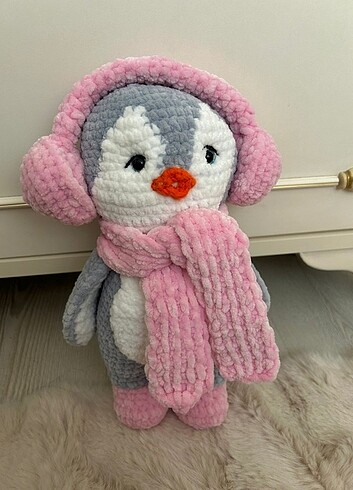  El yapımı kadife iplikten pofuduk oyuncak penguen satışa hazır.
