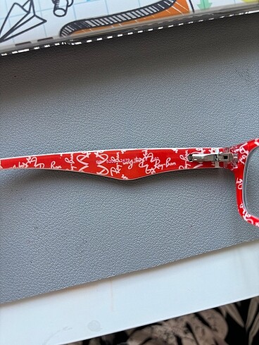 Beden siyah Renk Ray ban gözlük çerçevesi resimde görüldüğü gibidir