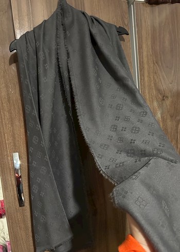 Drapeli Siyah Kadın Şal - Görsel 3