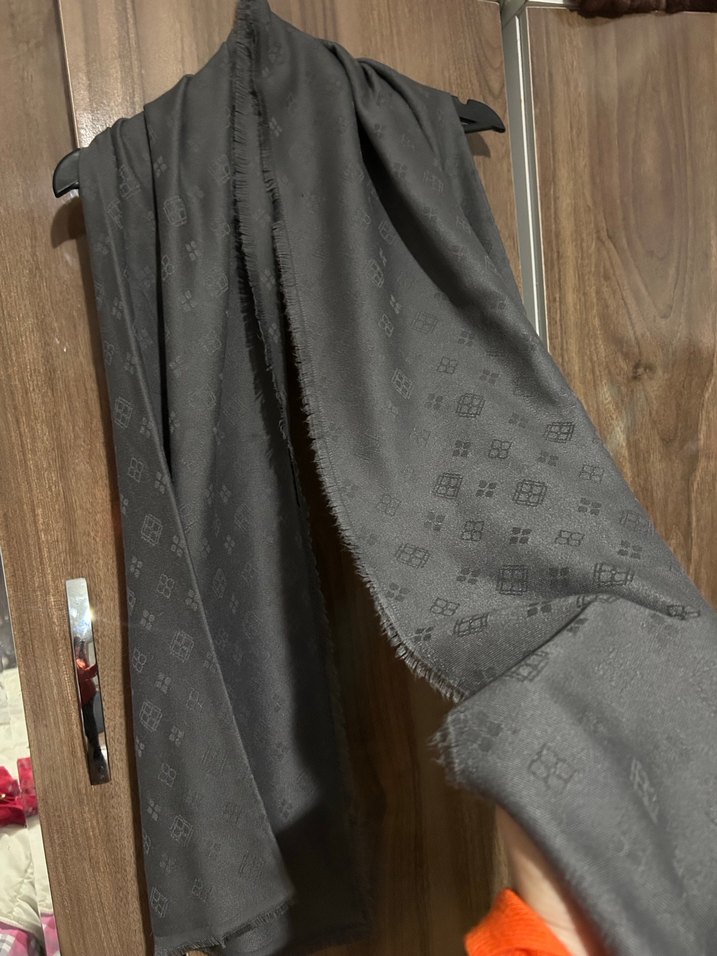 Drapeli Siyah Kadın Şal - Görsel 3