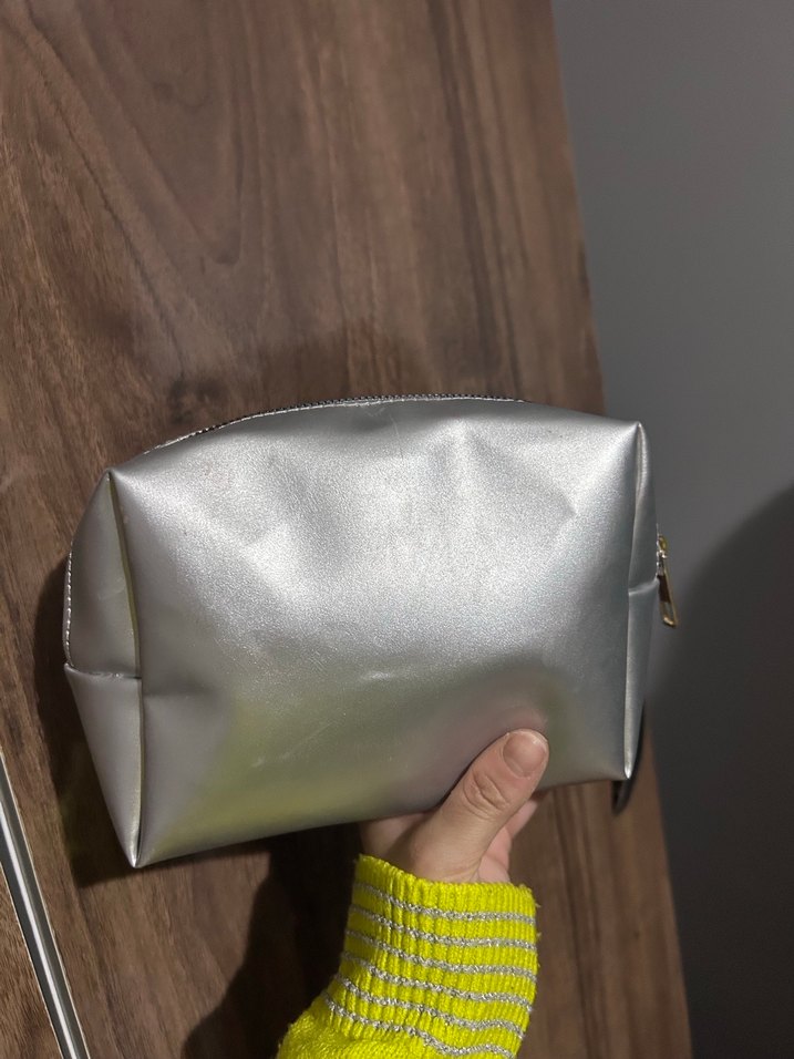 Gri Parlak Deri Maybelline Makyaj Çantası - Görsel 3