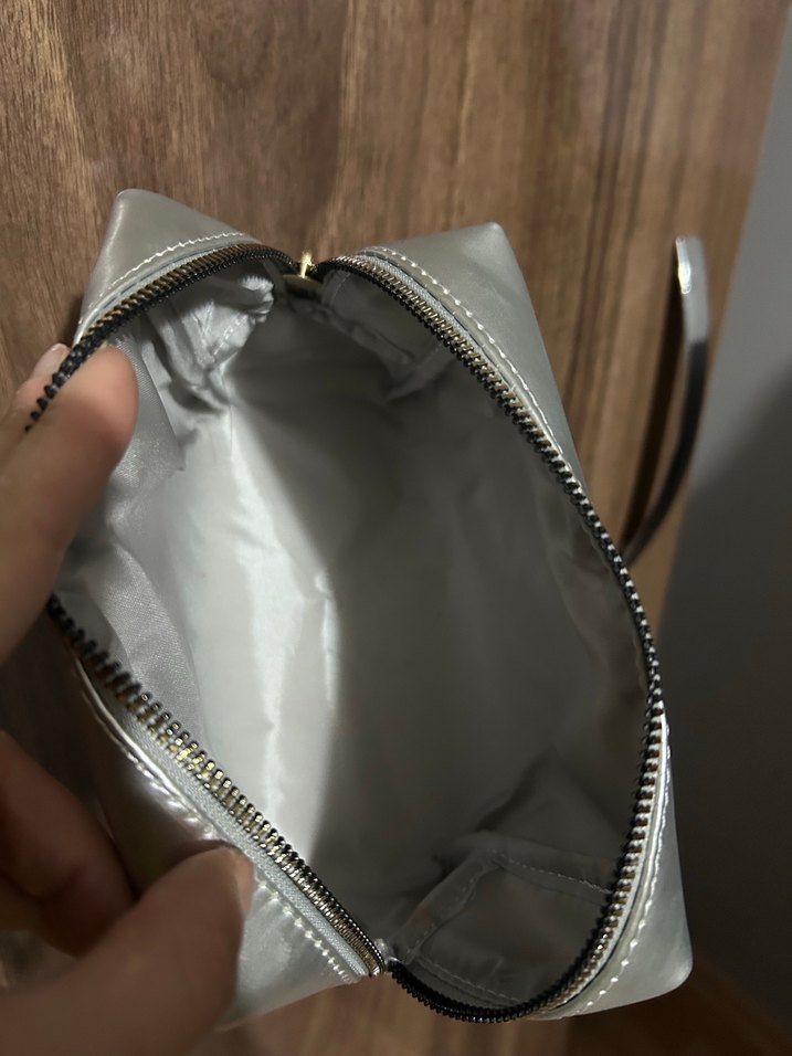 Gri Parlak Deri Maybelline Makyaj Çantası - Görsel 4