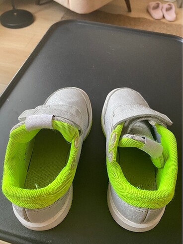 28 Beden Adidas çocuk ayakkabısı