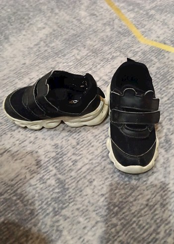 24 Beden Erkek Çocuk Siyah Cırt Cırtlı Sneakers