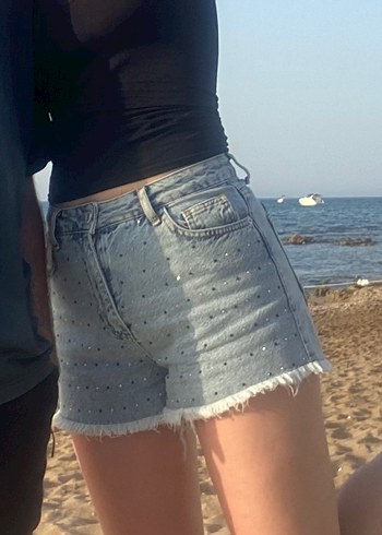 Pul İşlemeli Mini Kot Şort - Görsel 4