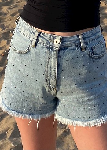 Pul İşlemeli Mini Kot Şort - Görsel 3