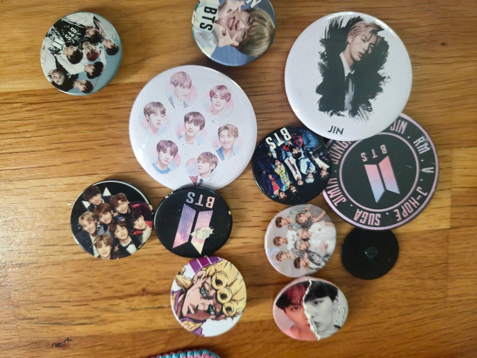 BTS Temalı Çoklu Metal Rozet Seti - Görsel 2