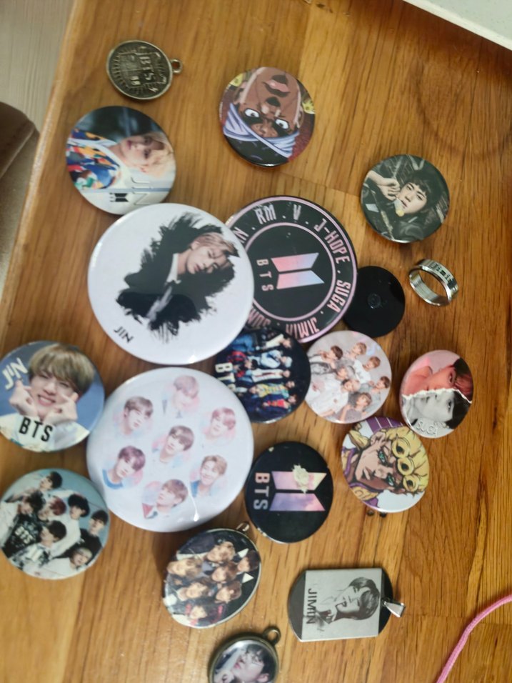 BTS Temalı Çoklu Metal Rozet Seti - Görsel 5
