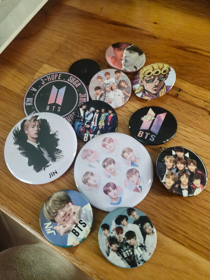 BTS Temalı Çoklu Metal Rozet Seti - Görsel 3