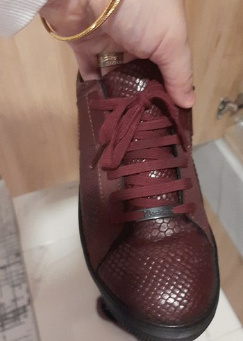 Bordo Yılan Derisi Desenli Spor Ayakkabı - Görsel 5