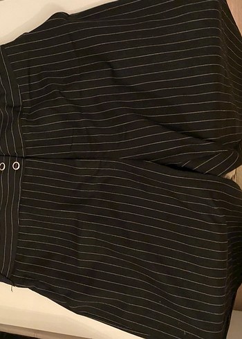 Düğmeli Siyah Midi Kumaş Pantolon - Görsel 4