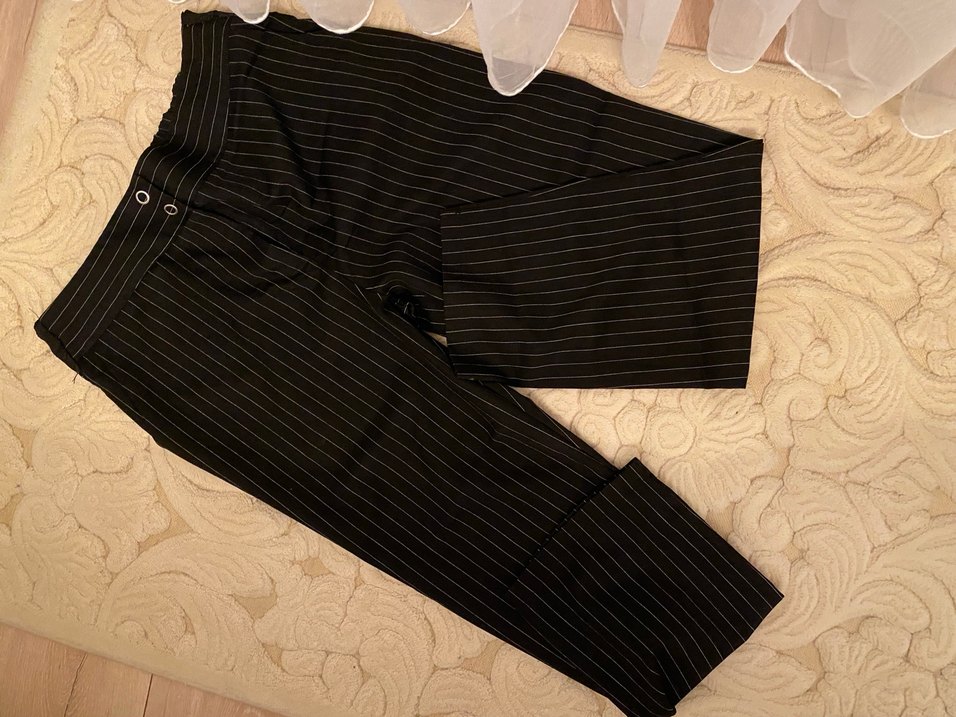 Düğmeli Siyah Midi Kumaş Pantolon - Görsel 5