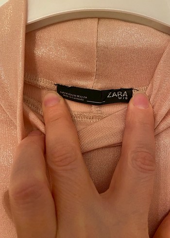 Parlak Bej Yüksek Yakalı Kadın Bluz - Görsel 3