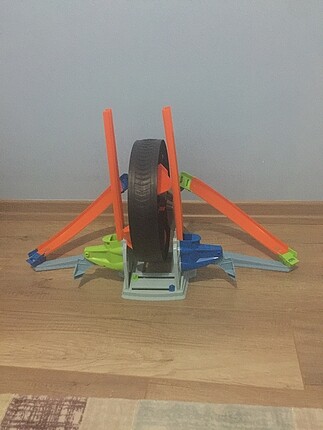 Hotwheels dönen tekerlek yarış macerası