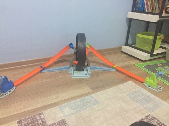 Hotwheels dönen tekerlek yarış macerası