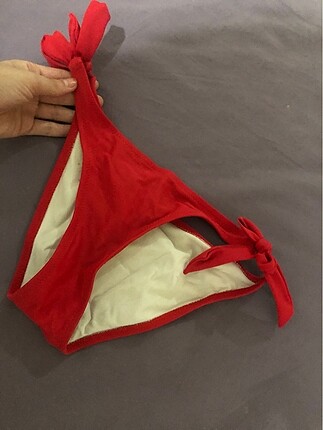 Kırmızı bikini altı