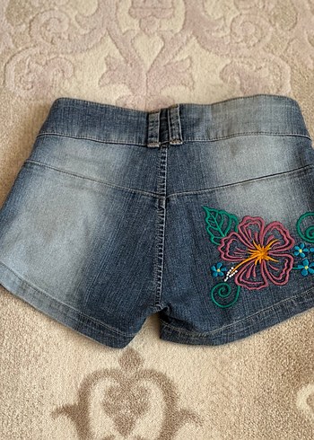 26 Beden Renkli Nakışlı Mini Kot Şort