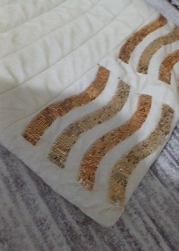 Diğer krem rengi altin sarı pullu yatak ortusu iki yastik kilifli