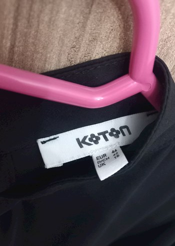 Kadın Siyah Yüksek Yakalı Fırfırlı Bluz - Görsel 2