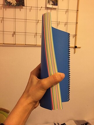 Mavi kapaklı içi renkli defter