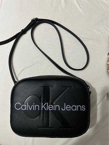 Calvin Klein kol askılı çanta