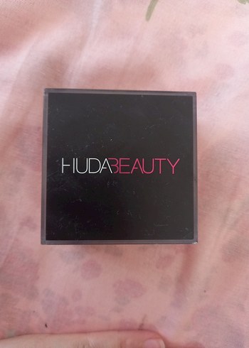 Huda Beauty banana bread Pudra