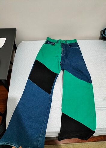 Bershka 90s denim renk bloklu yeşil siyah pantolon