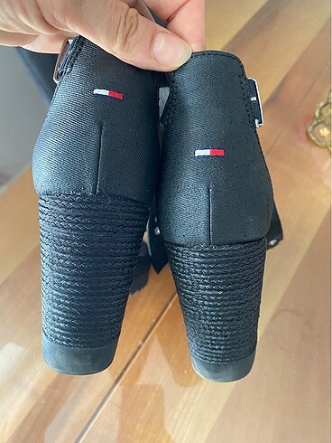 37 Beden Tommy Hilfiger orjinal sandalet