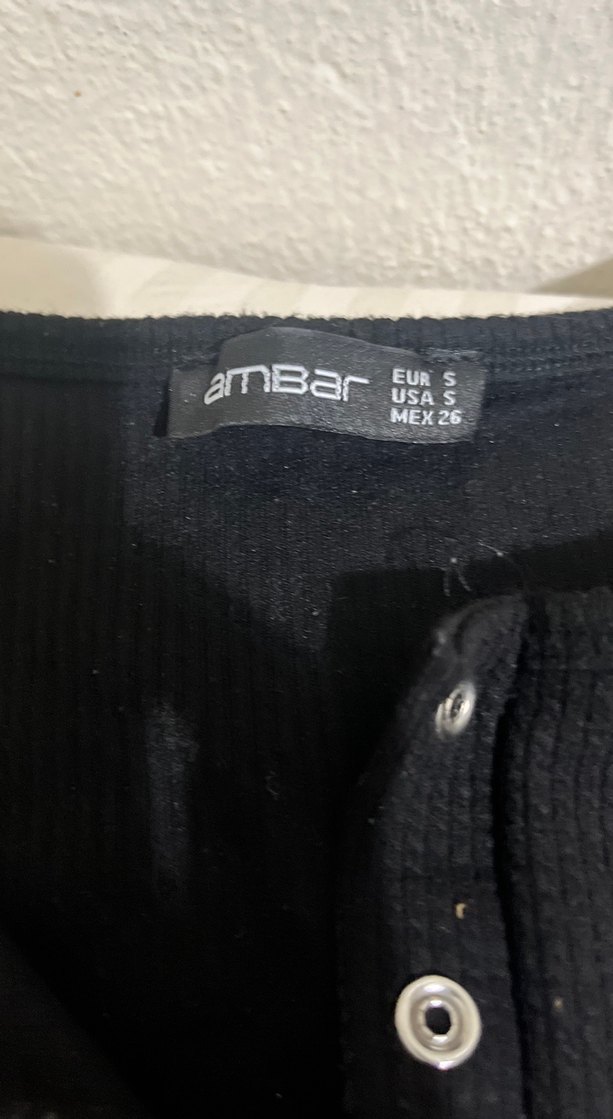 Düğmeli Siyah Kadın Kolsuz Crop Top - Görsel 2