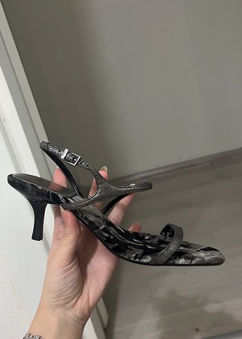 Gri Süet Desenli İnce Topuklu Ayakkabı - Görsel 3