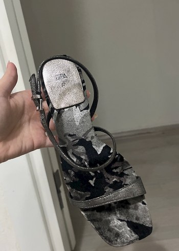 Gri Süet Desenli İnce Topuklu Ayakkabı - Görsel 2