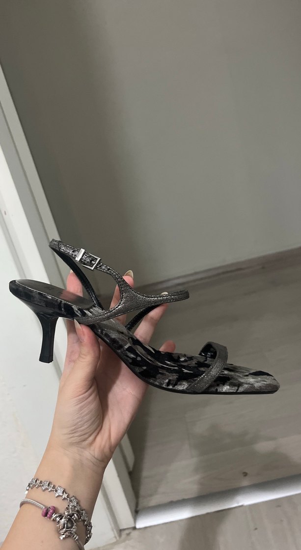 Gri Süet Desenli İnce Topuklu Ayakkabı - Görsel 3