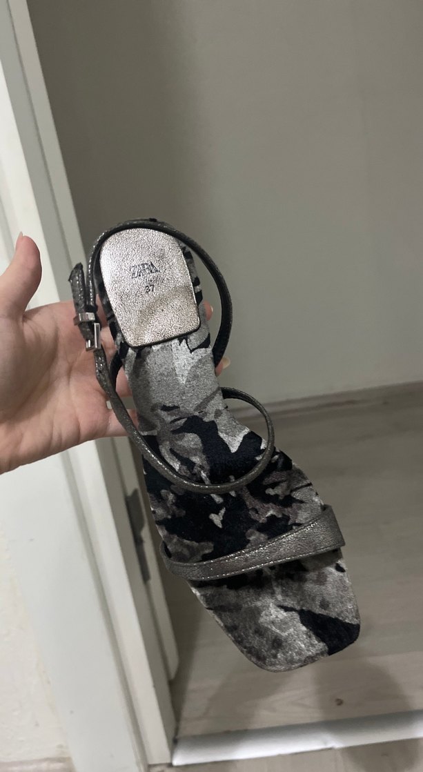 Gri Süet Desenli İnce Topuklu Ayakkabı - Görsel 2