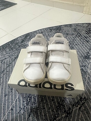 24 Beden beyaz Renk Adidas spor ayakkabı