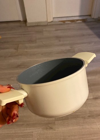 Gri iç yüzeyli beyaz tencere