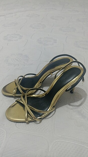 Zara gold topuklu ayakkabı (AÇIKLAMAYI OKUYUN LÜTFEN)